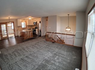 1335 Eisenhower Rd, Hiawatha, IA 52233