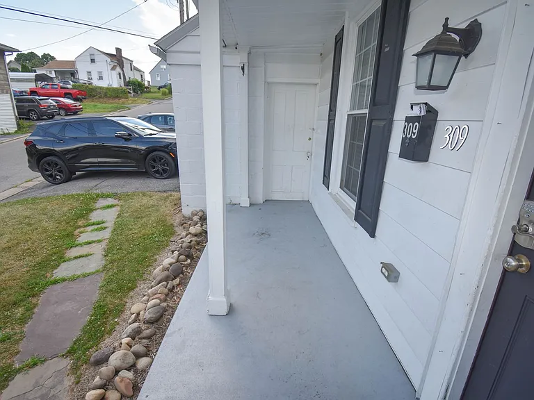 309 Center St — Photo 3