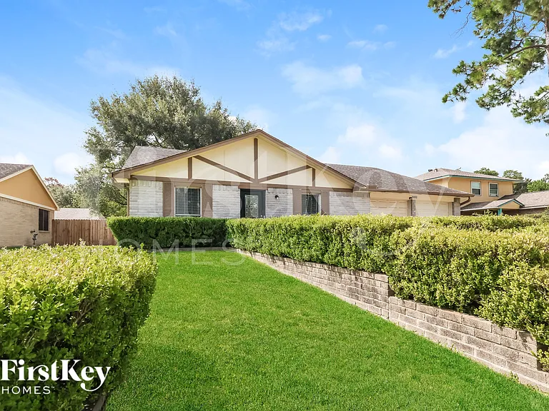 2118 Knollbrook Ln — Photo 2