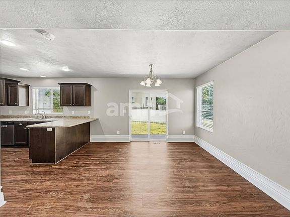 5th image of 228 W Cedar Grove Ln