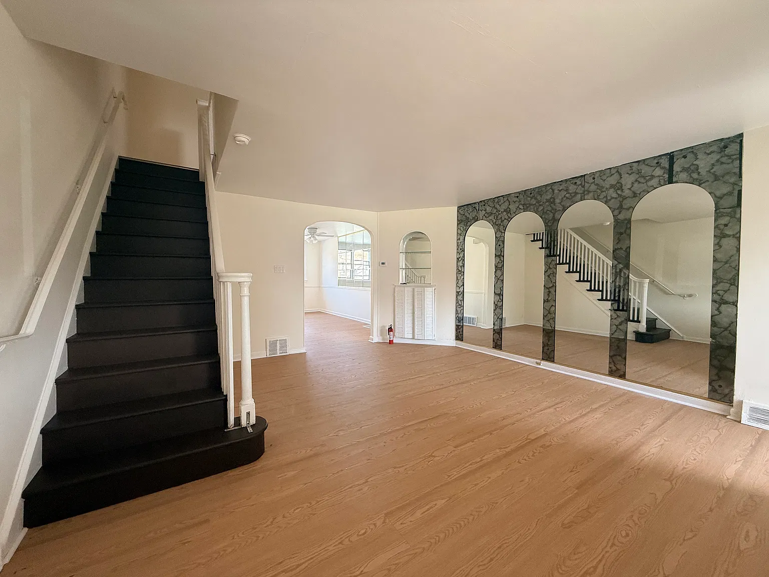 3 bed, 1.5 bath, 1164 sqft, $1,995 — Photo 3