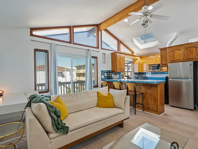 208 Marine Ave — Photo 4