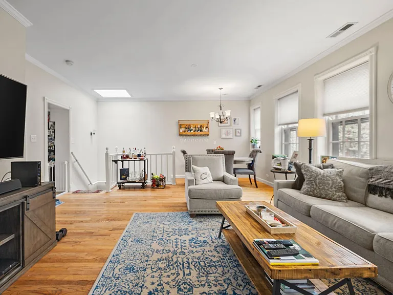 221 W Willow St — Photo 1