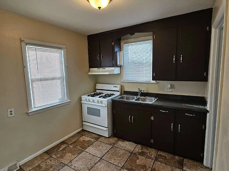28303 Essex St — Photo 5