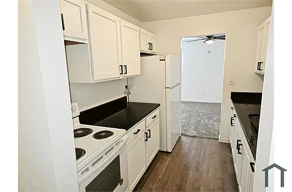 Building Photo - 5860 Highview Dr #2