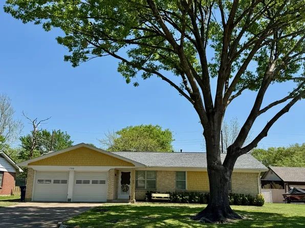 1700 Lyndale Dr, Ennis, TX 75119