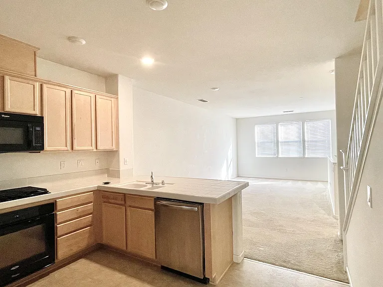 669 Barcelona Loop — Photo 4