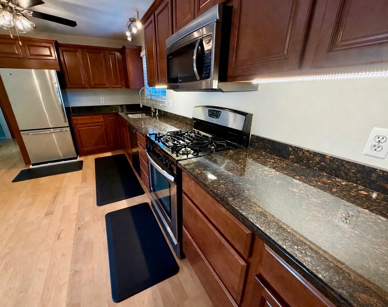 3 bed, 960 sqft, $2,200 — Photo 4