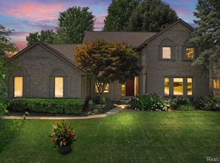 1218 Lakeview Dr, Rochester Hills, MI 48306