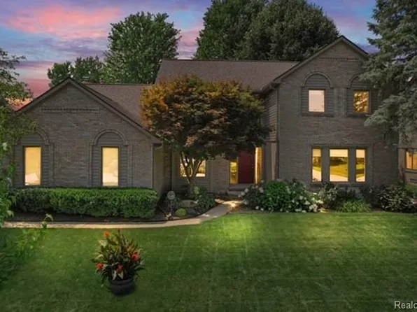 1218 Lakeview Dr, Rochester Hills, MI 48306