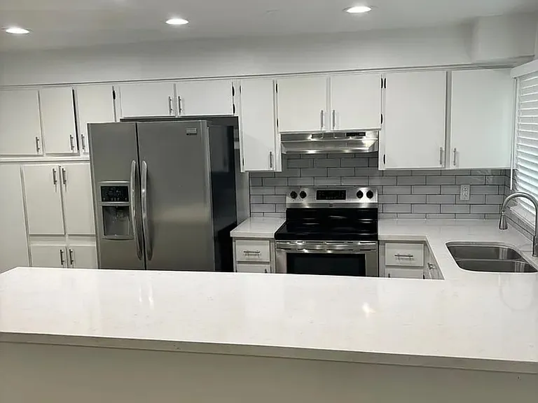 4020 N 61st Ave — Photo 5