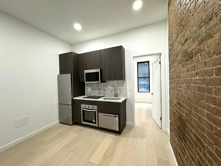 225 E 25th St #1D — Photo 3