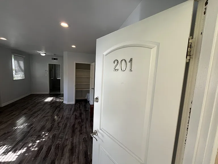Oakhurst Apartments — Photo 16