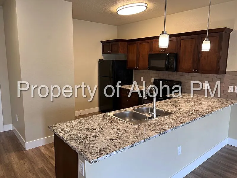 3 bed, 2.5 bath, 1310 sqft, $1,996 — Photo 4