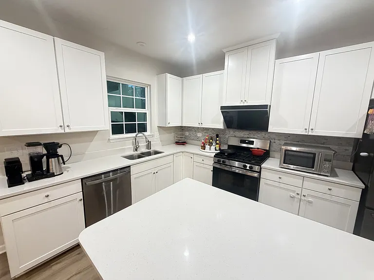 786 Weller Dr — Photo 3