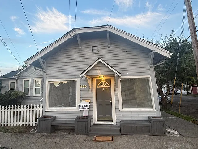 300 Center St — Photo 1