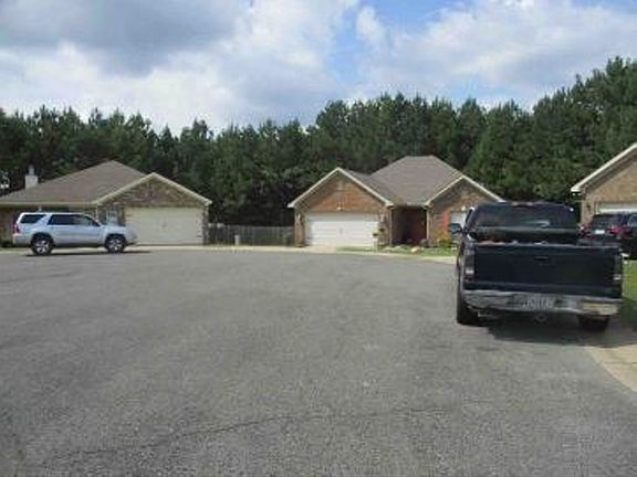 Exterior Neighborhood (street photo)