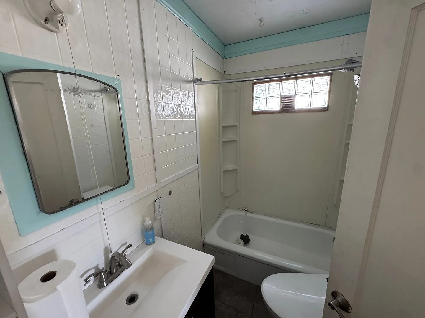 Adorable updated house- 2 bed 1 bath Fenced in yard — Photo 3