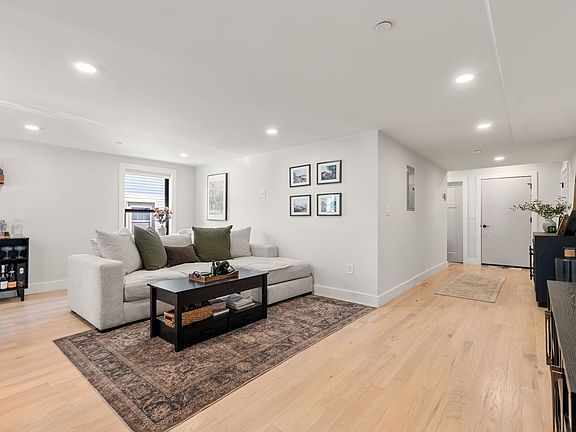 4th image of 1069 Washington St #1