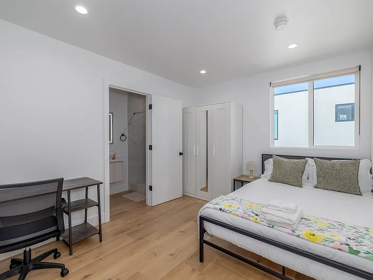 1223 W 37th Dr #1 — Photo 22
