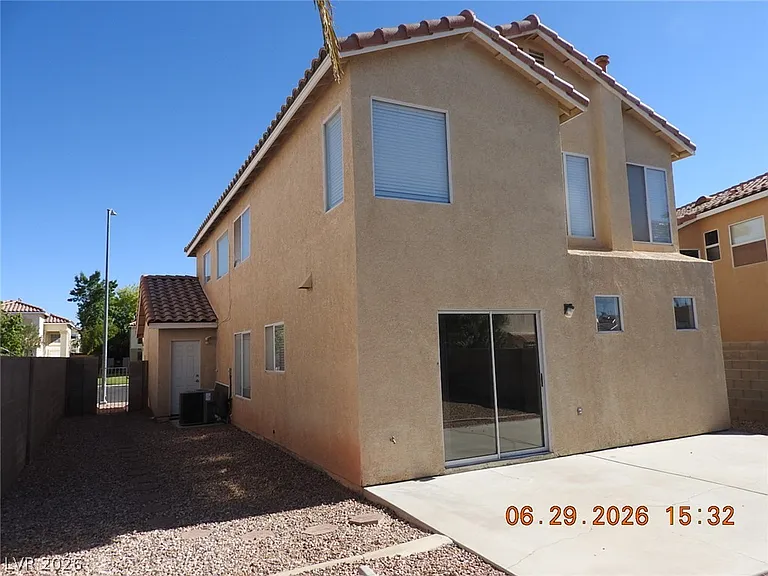 742 Endicott Ct — Photo 40