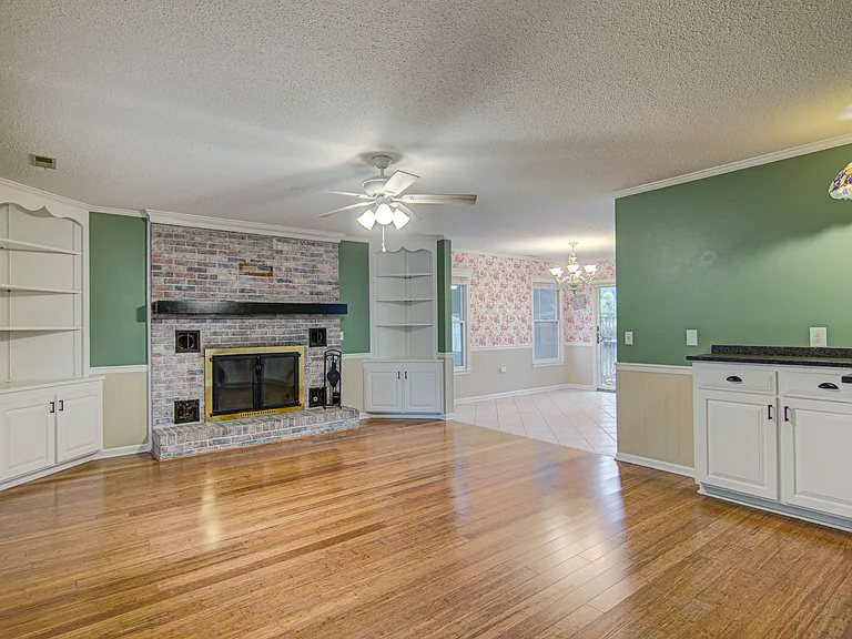 2315 Treetop Ln — Photo 7