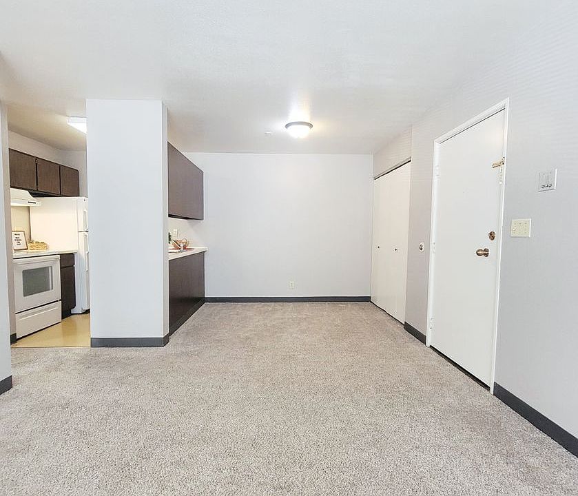 1st image of 1611 7th St N #38