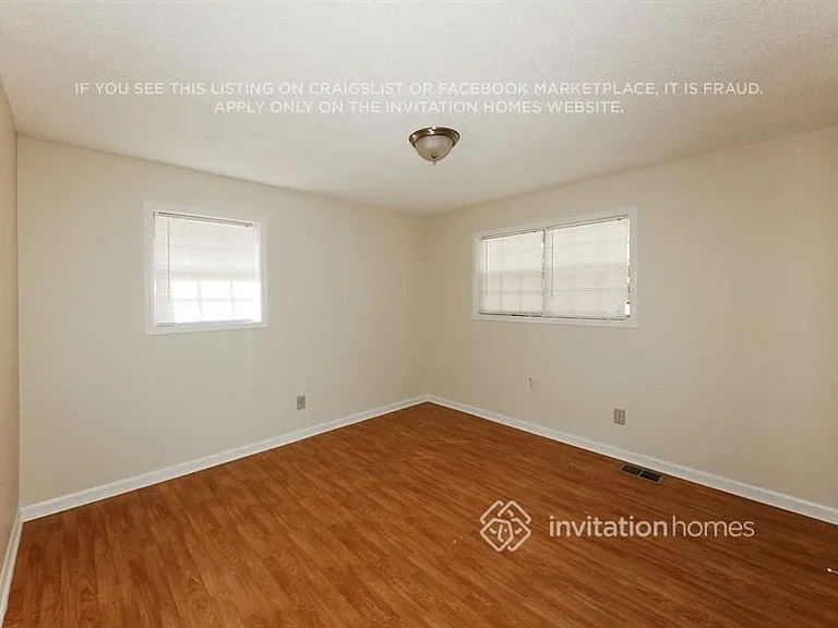 323 Princess Ave — Photo 11