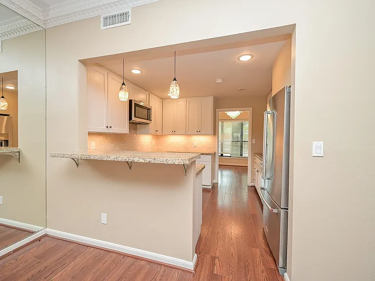 573 N Post Oak Ln — Photo 18