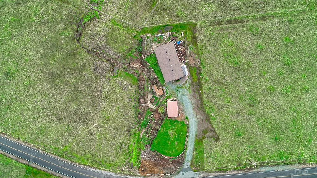 2924 Village Dr photo 1