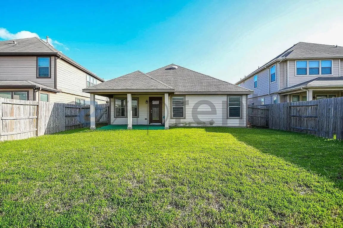 4 bed, 1921 sqft, $1,950 — Photo 2
