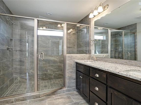 3rd image of 1004 NE Brookfield Dr