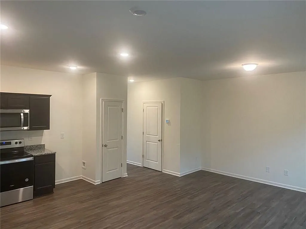 3 bed, 3.0 bath, 1420 sqft, $1,495 — Photo 4