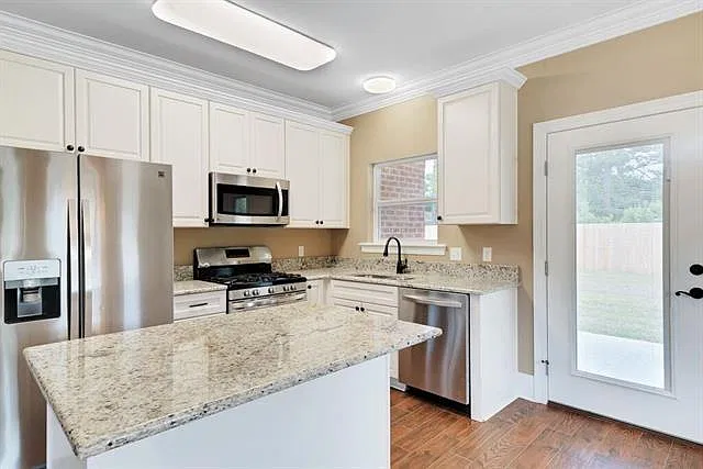 3 bed, 2.0 bath, 1374 sqft, $1,600 — Photo 4