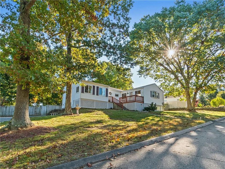 1st image of 4 Hill Dr