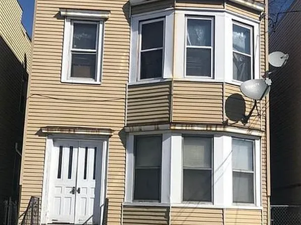 555 1st St, Albany, NY 12206