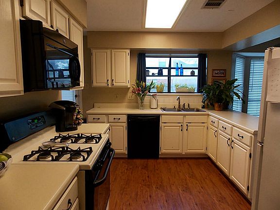 3rd image of 902 Plum Falls Ct