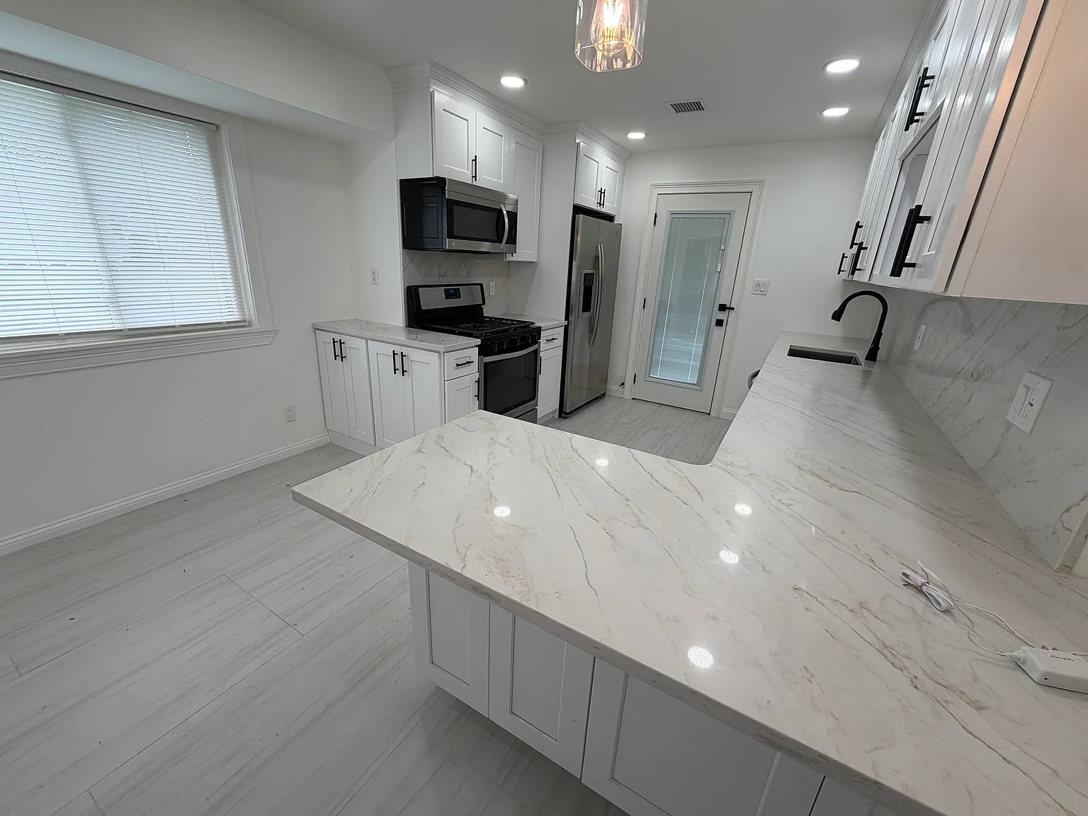 3 bed, 918 sqft, $3,900 — Photo 3