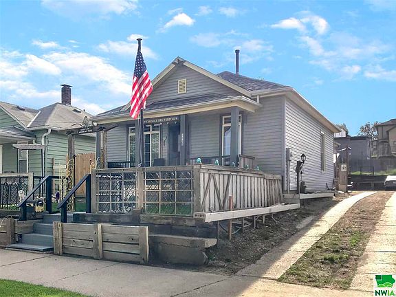 3rd image of 1115 Virginia St