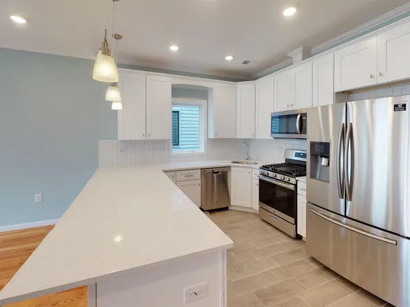 366 Armstrong Avenue image 9 of 22