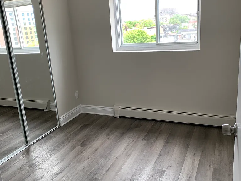 215 Clarence St — Photo 12