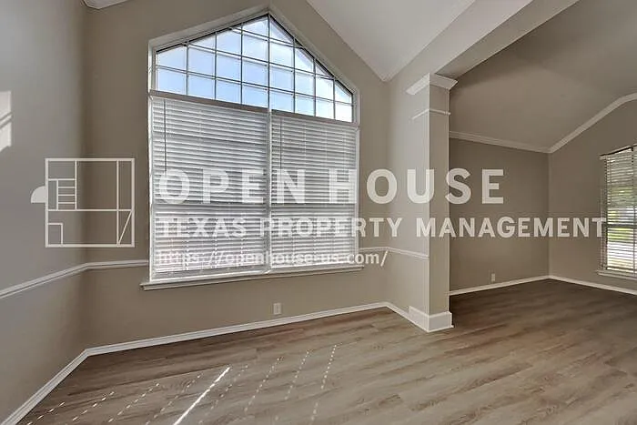 2904 Saint Martin Dr — Photo 10