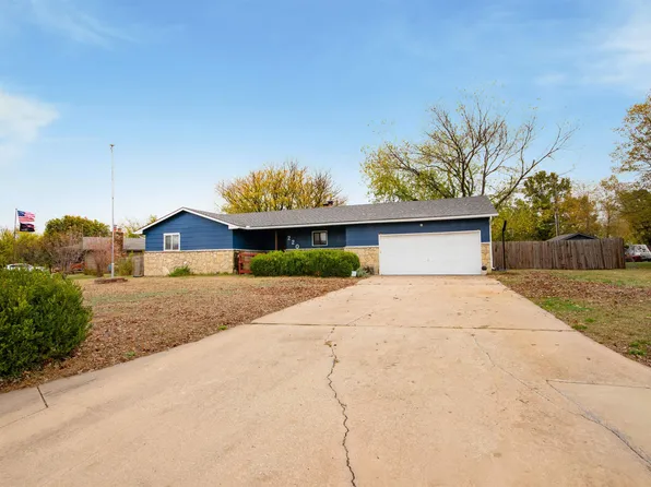 220 N Cedarwood Dr, Rose Hill, KS 67133