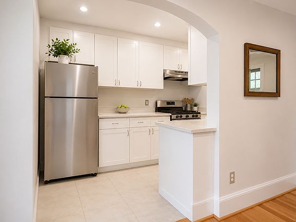 4th image of 1726 17th St NW APT 202
