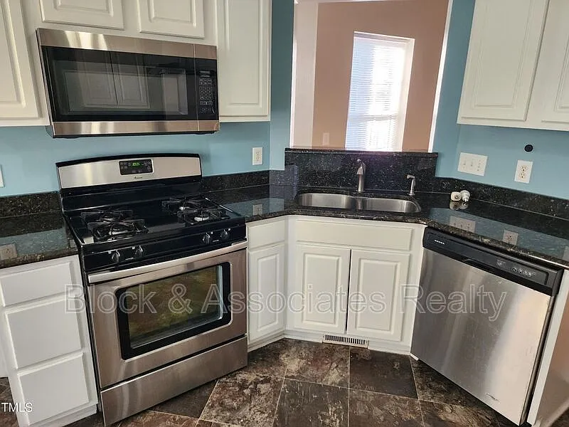 3 bed, 2.5 bath, $2,000 — Photo 4