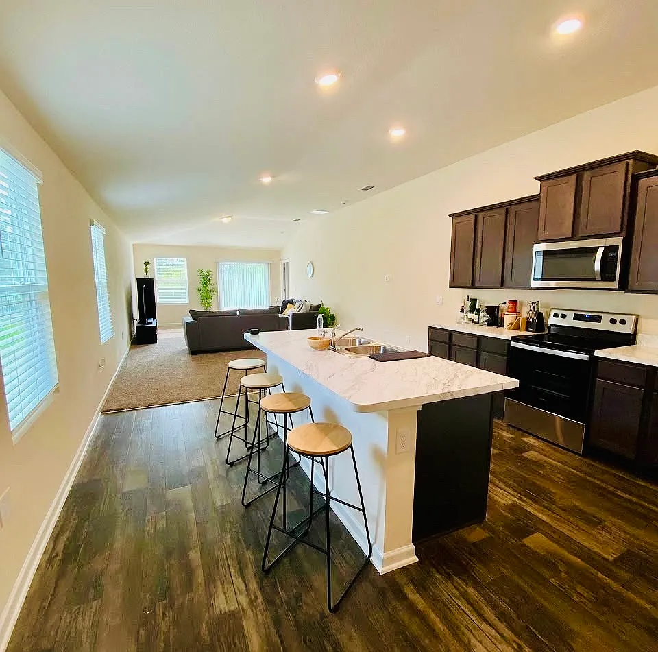 3 bed, 2000 sqft, $1,926 — Photo 2