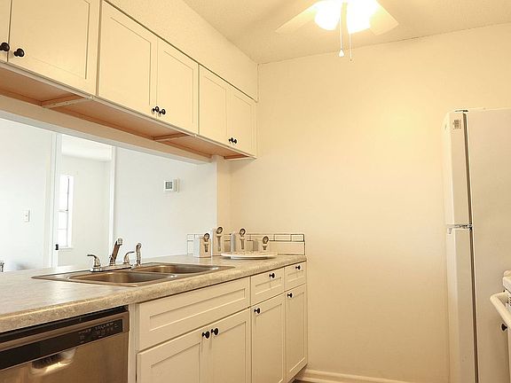 2nd image of 601-7 Colonial Dr