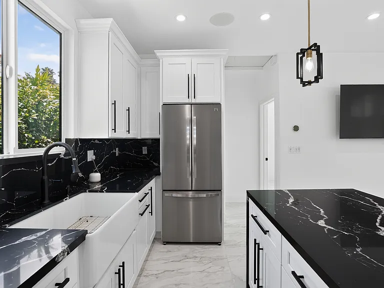 2219 Belmont Ln — Photo 17