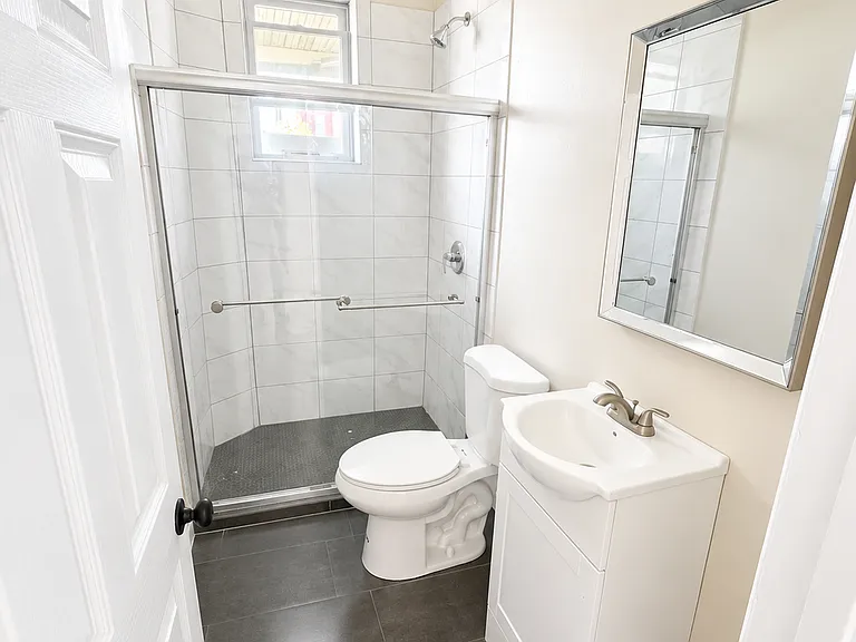 229 S 6th St #2 — Photo 3