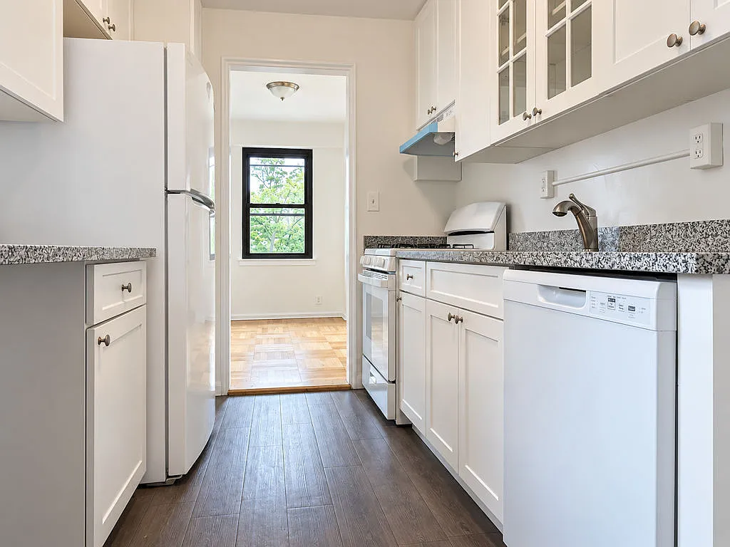 Apartment for Rent — Photo 2